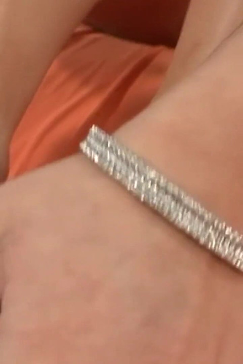 Voetseksliefhebbers scène-1_sexy brunette met een grote kont geniet van een cumshot op haar voeten