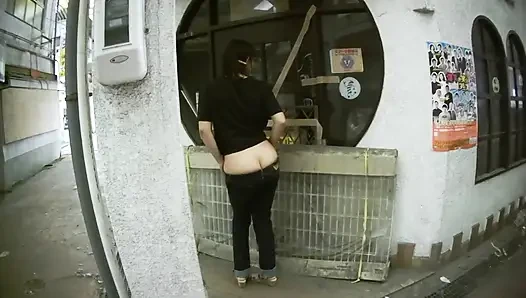 Tante seksi dengan celana jins ultra low rise di luar ruangan..