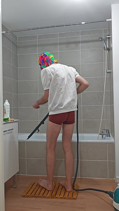 I'm finishing the steam cleaning of the bathtub (episode 3)