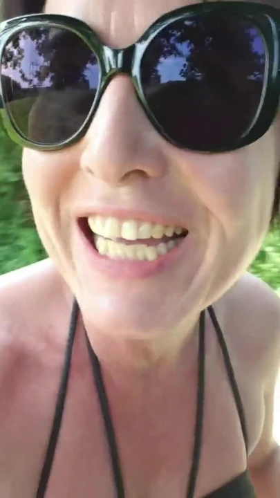 Döbbenetes pillanat a "Milf Julie meztelen futása a szabadban spricceléssel" című filmből