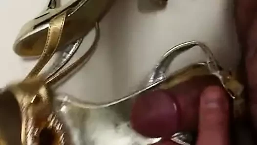 Altın topuklu ayakkabılar boşalıyor