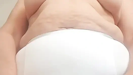 Reife stiefmutter zeigt stiefsohn vor der kamera ihr großes höschen