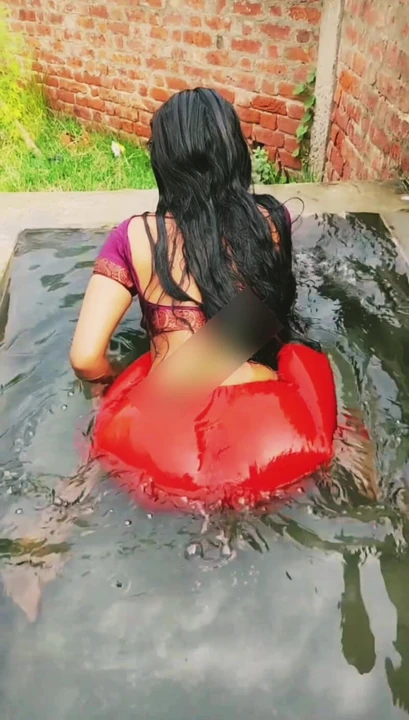 Indian desi bhabhi ghar ke bahar jakar snan kar rahi hai 
Devar ji aaj mujhe chudai karna aap main Naha kar a rahi hun 
Ji bhabhi jaldi se s