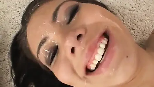 Beyaz fileli güzel memeli esmer kanepede süper sikişten sonra boşalıyor