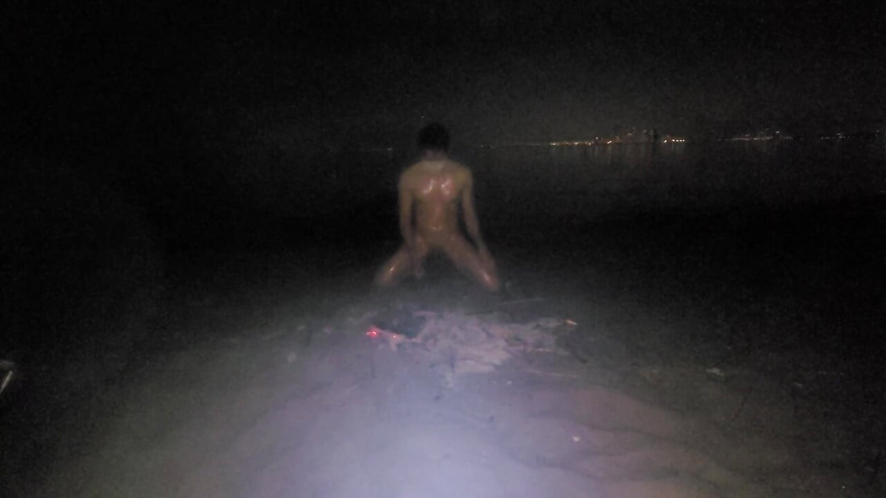 oleada se masturbando na praia de nudismo à noite