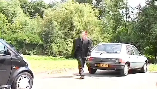 Özel gösteride sikilen pirsingli genç kız