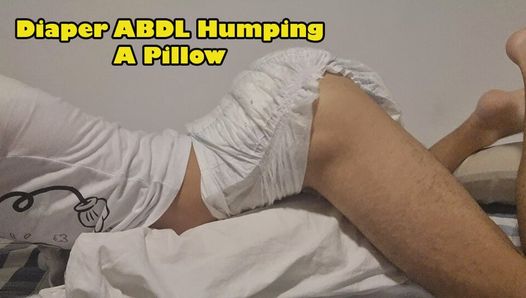 Diaper ABDL Boy Humping A Pillow et montrant ses beaux pieds