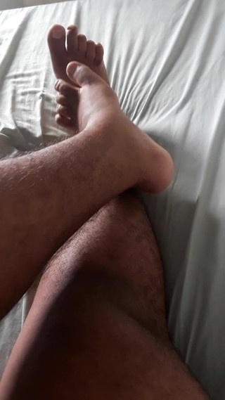 3 mins of a pair of seducing hairy feet