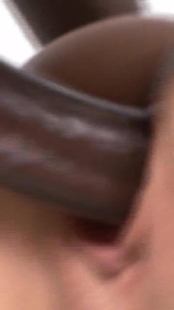 Zapanjujući trenutak iz "Moj veliki crni očuh nestašni američki porno scena 1"