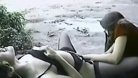 Cewek rambut cokelat yang menggoda lagi asik fingering dan ngentot pakai botol dengan penuh semangat