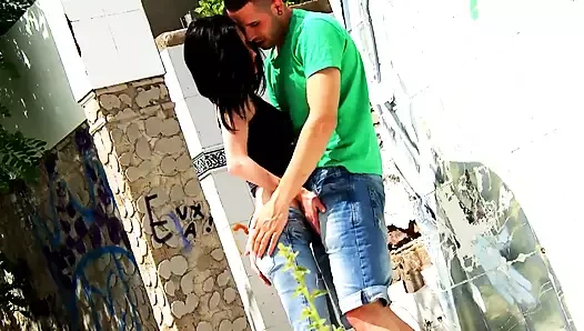 Возбужденную свежую киску с темными волосами трахают в киску