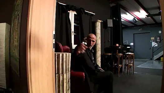 Zindandaki Bağlı Sarışın Çifte Penetrasyonlu Grup Seks