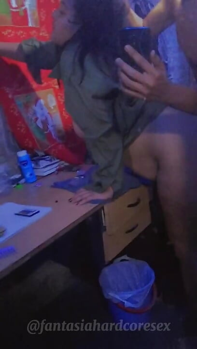 Jebem svoju prijateljicu jako žestoko na stolu