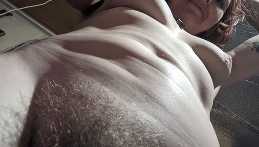 Masajeando mi cuerpo sexy y jugando con mis increíbles tetas antes de darle un poco de amor a mi coño