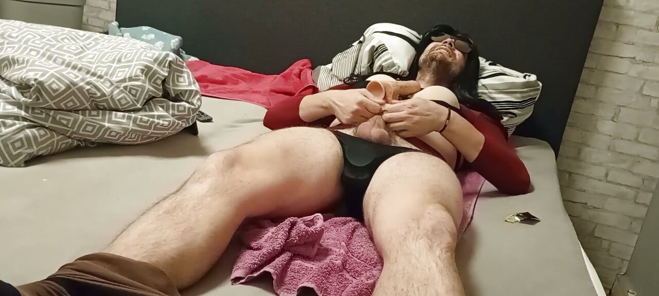 ג'וליה הסוטה מפנקת את עצמה באורגזמה נעימה