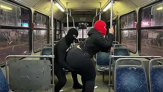 Gadis pantat montok dengan legging merah muda di bus bugil pakai celana dalam thong merah muda