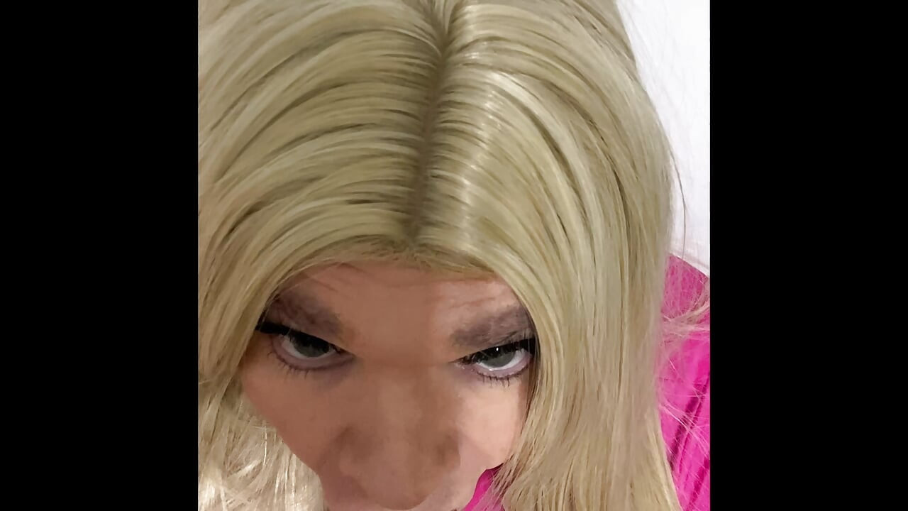 แต่งตัวข้ามเพศมือสมัครเล่น Madison CD น้ําแตกจากแตดเล็ก ๆ ของ fet ลงบนดิลโด้แล้วดูดดิลโด้เหมือนสาวร่านที่เธอเป็น