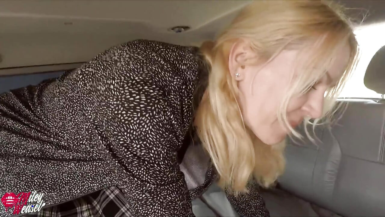 Kinky blondin blir inseminerad medan hon tvättar en bil