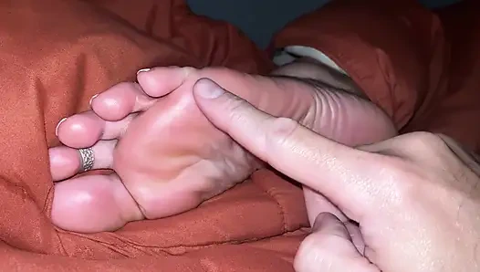 Hinterhältige stiefsohn leckt und verehrt die sexy schlaffen füße der stieftante - rollenspiel