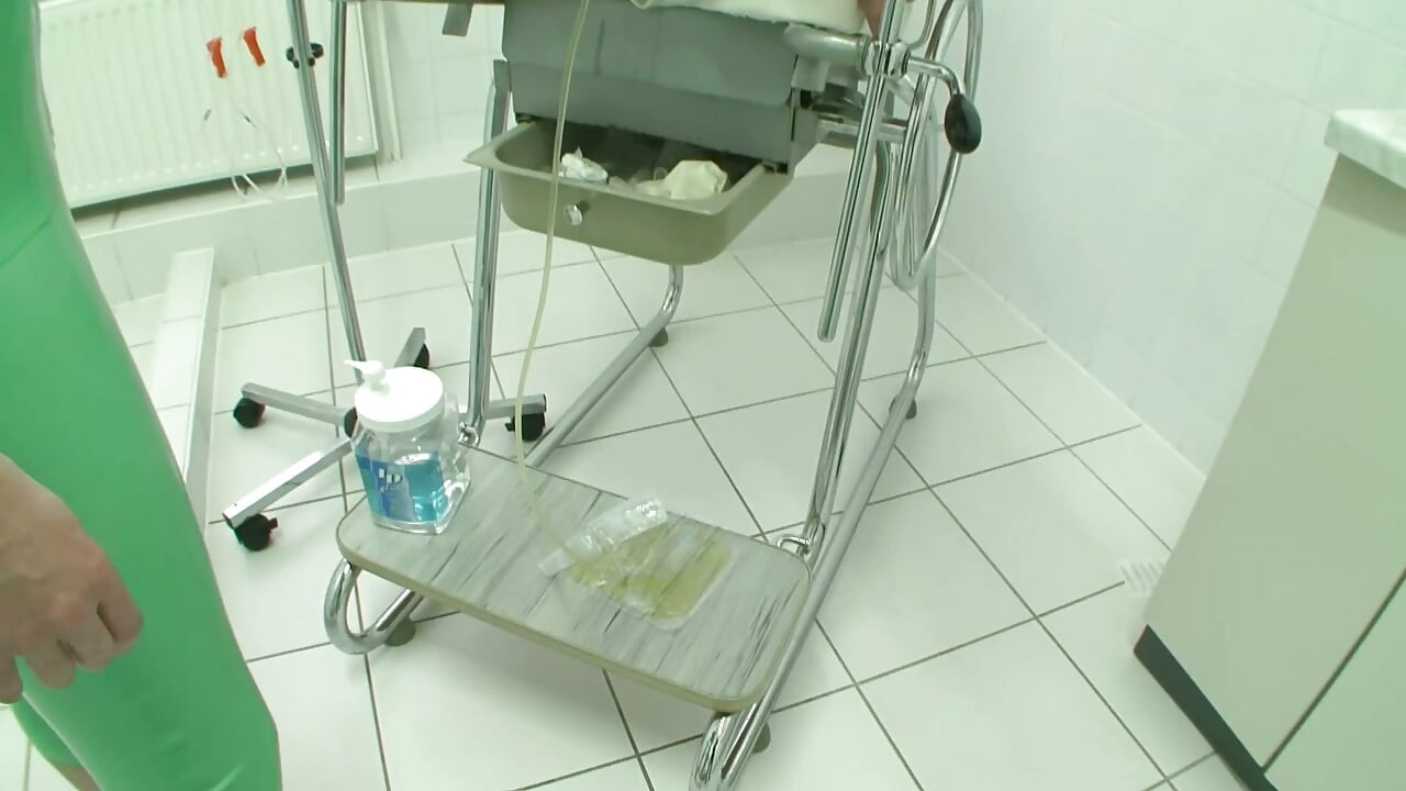 Procédure brutale de pose de sonde urinaire par une infirmière plantureuse sur un patient massif