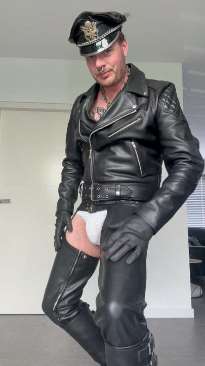 Leatherman  in leatherchaps