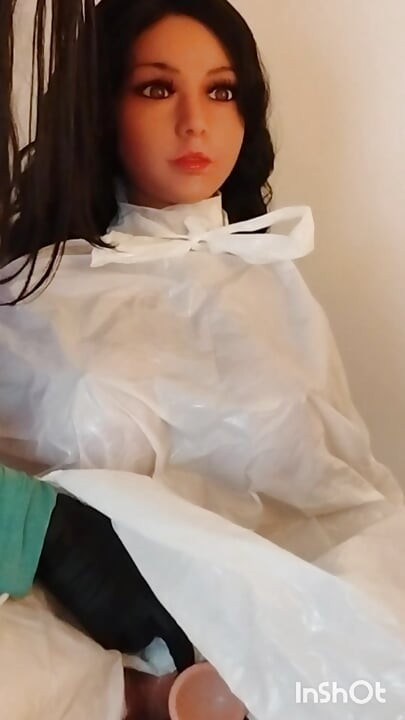 Sesi pemodelan kimia erotis Lindsey dengan boneka seks berbadan besar