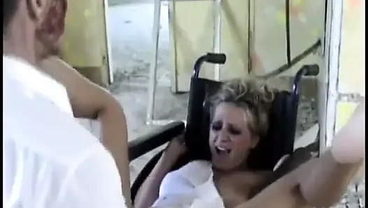 Analsex und hartes fisting für die blondine