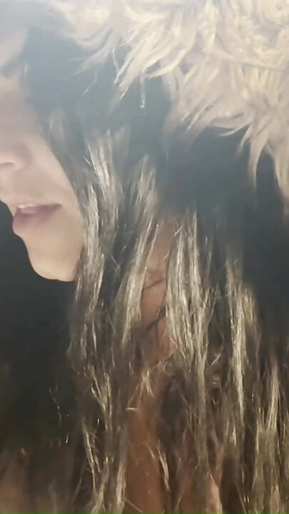 Milfycalla- mucho semen en la chaqueta de coño con capucha de piel marrón