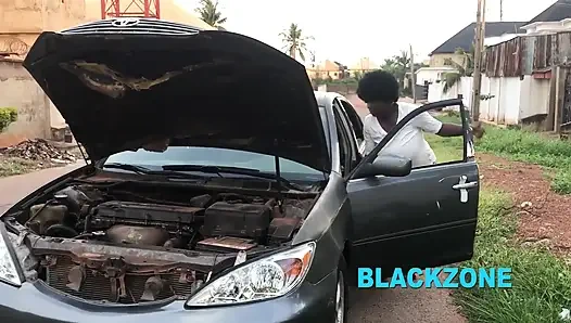 Mobil sarah yang basah rusak, jadi orang asing membantunya