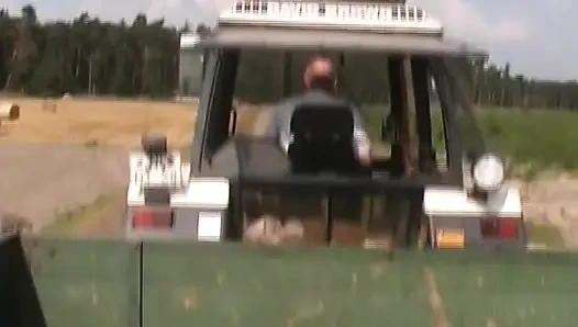 Эта немецкая крошка хочет пососать его член в грузовике