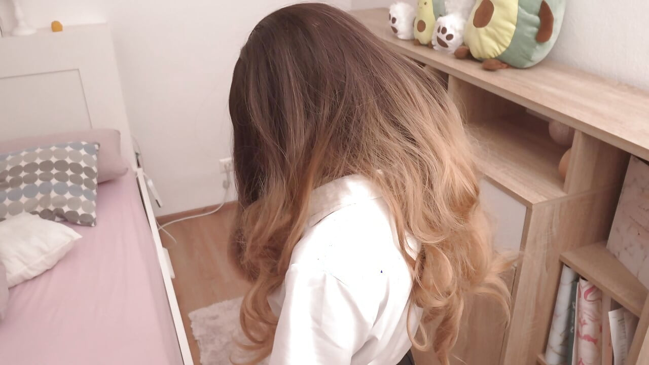 Minionă minionă de 18 ani este lovită și apoi futută adânc până la coaie