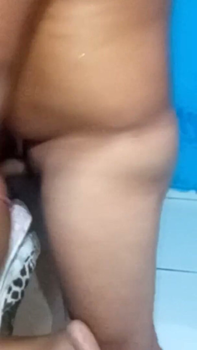 Me saca la polla de la coño y ya me la mete en el culo, me encanta | Clip 2