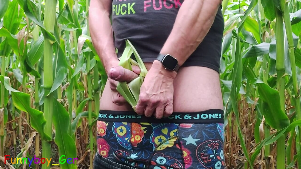 Un chico sexy mea en un campo de maíz, se pajea la polla gruesa y se entrega a otros juegos pervertidos.