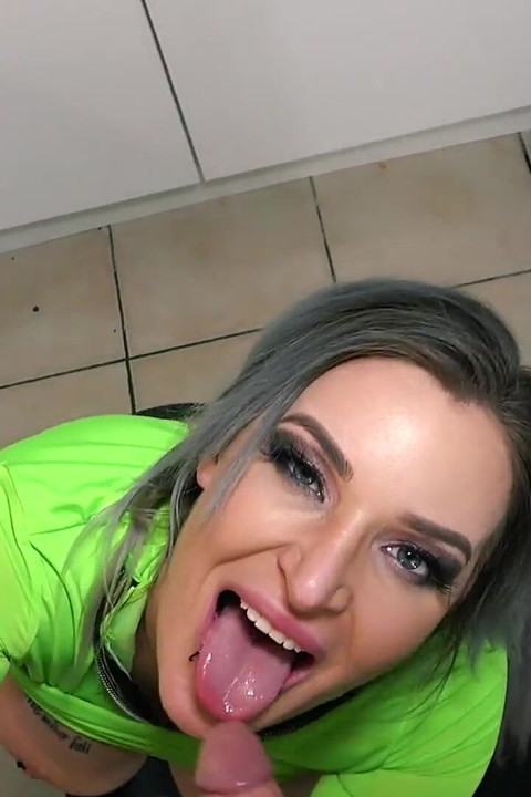 הזונה האנגלייה Alexxa Vice בולעת זין גרמני במטבח שלה! סטיבן בושה
