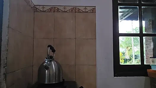 Jade kocht oben ohne