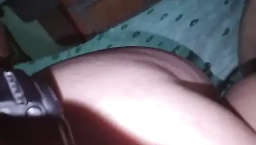 Orta yaşlı seksi kadın dörtte büyük götten sikiliyor