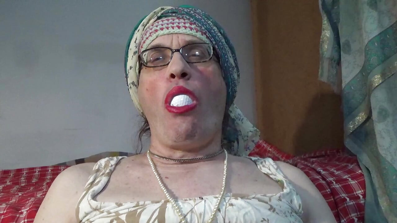 Yaşlı ladyboy Serge Lusin. 2026ac