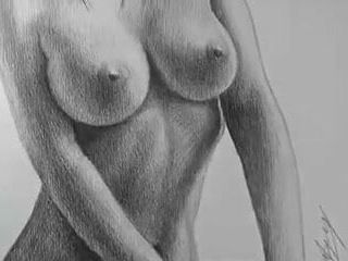 Сексуальная девушка с обнаженным телом рисует карандашом