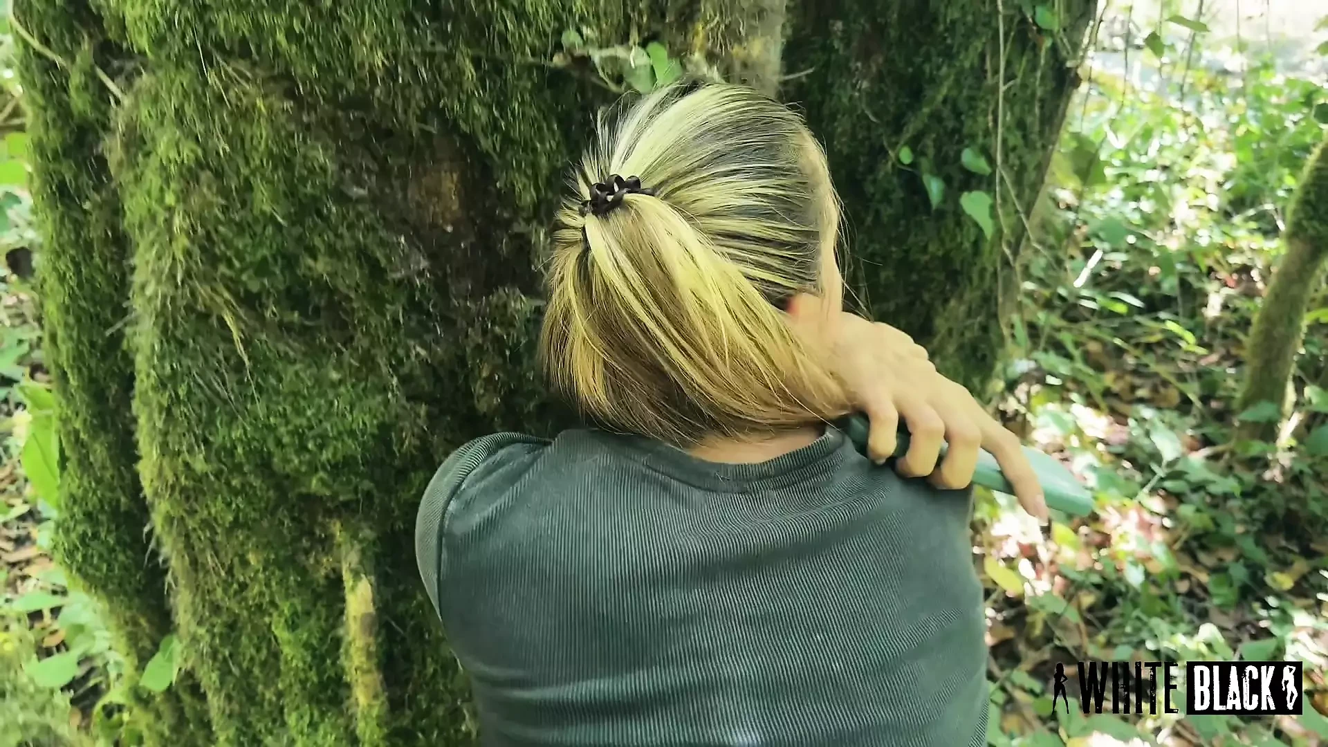 在树林里，脱下一个徒步旅行者内裤，用精液填满她的阴户。