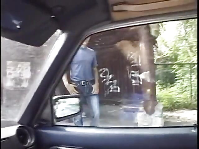 Şehvetli bir bebek ve iki sert yaraklı adamla biseksüel sikiş seansı