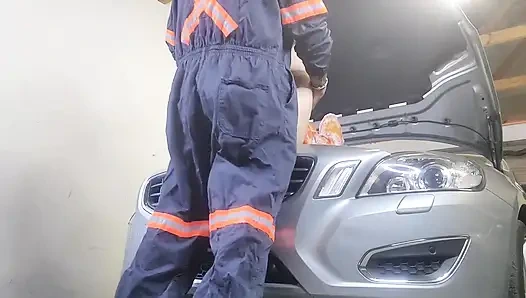 Could Nt Pay the Mechanic so I Offered Him Some Pussy