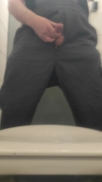 Filmează camera cu spermă la toaleta puplic