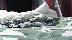 Cachonda mucama plancha la ropa de hijastro mientras está desnudo en la cama