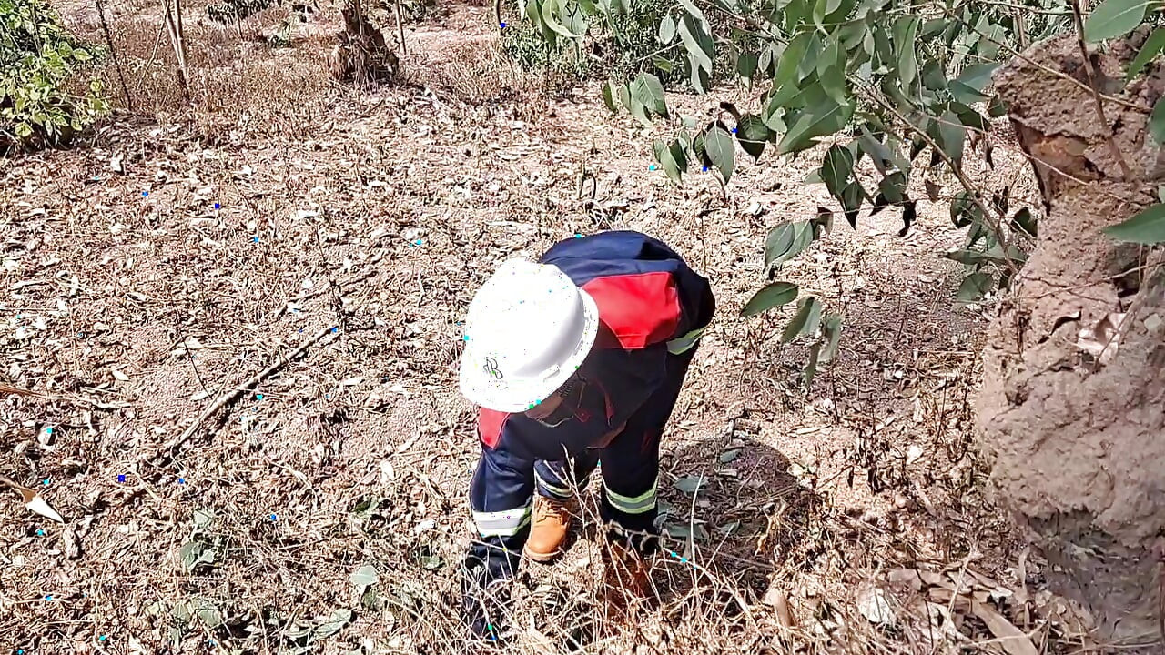 CO ESCAPADĂ DE LA SLUJBA ÎN CARE S-A DUS SĂ SE FUTĂ CU DEGETUL ÎN TUFĂ