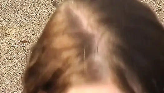 Genç kız erkek arkadaşıyla tatilde