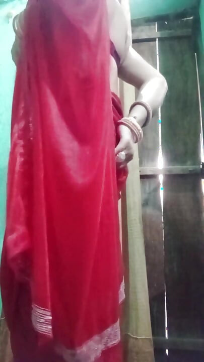 Indisk Gay Crossdresser Botten Gaurissy Pressar på sina stora bröst och känner sig kåt i röda Saree med tunga Jwellery