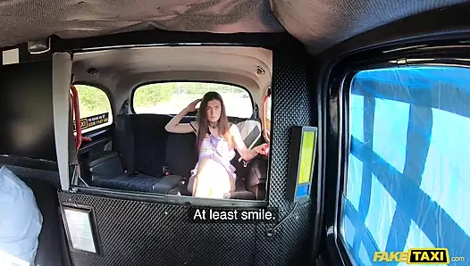 Fake taxi - sıska dövmeli kız Tabitha'yı götüne sokuyor