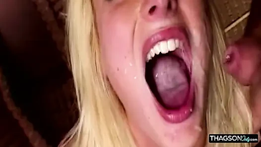 Sarışın orta yaşlı seksi kadının rosebud'ları yoğun anal seksten sonra sarkıyor