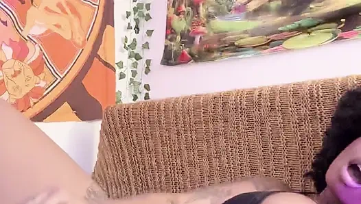 Sexy ebenholz-schlampe stopft ihre muschi mit einem riesigen dildo