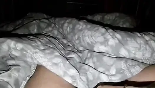 Stiefmutter schlüpft in den schwanz des stiefsohns, was ihn hart wie fick macht